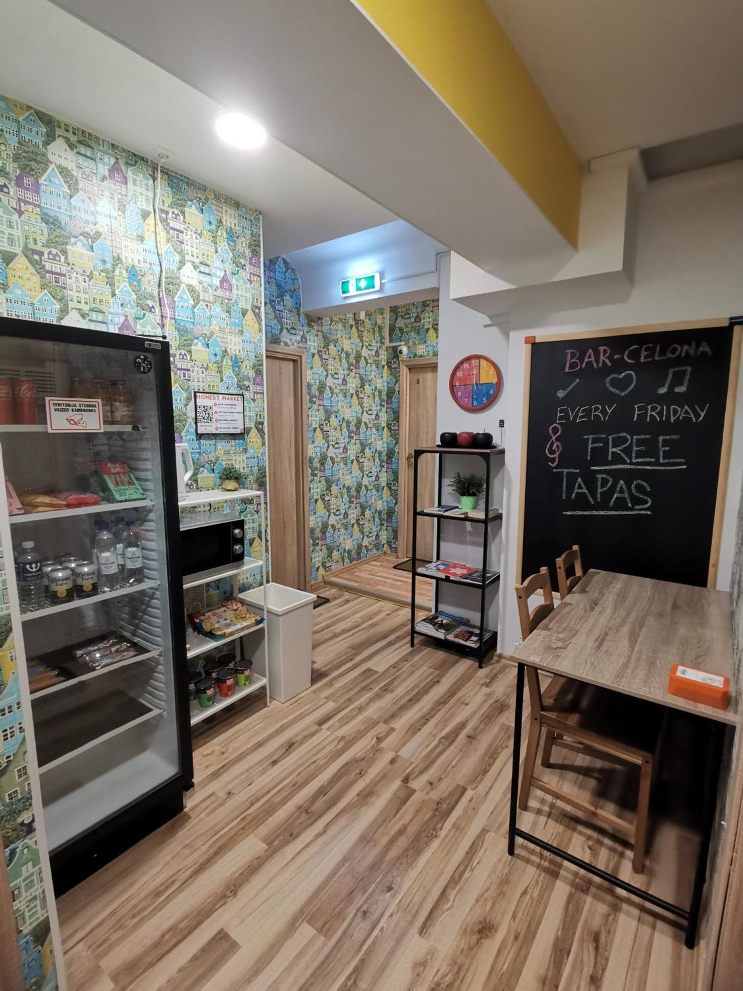 Tiki Taka Hostel & Pub Аеропорт Вільнюс Екстер'єр фото